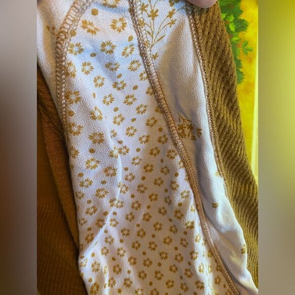 Free people brown/lavender blouse with small flowers on the sleeves size small - Picture 8 of 12
